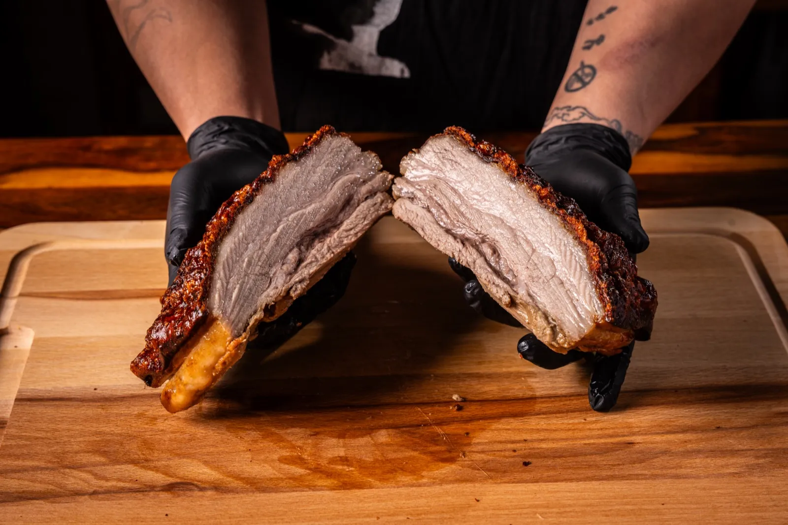 Aufgeschnittener Schweinebauch mit knuspriger Kruste